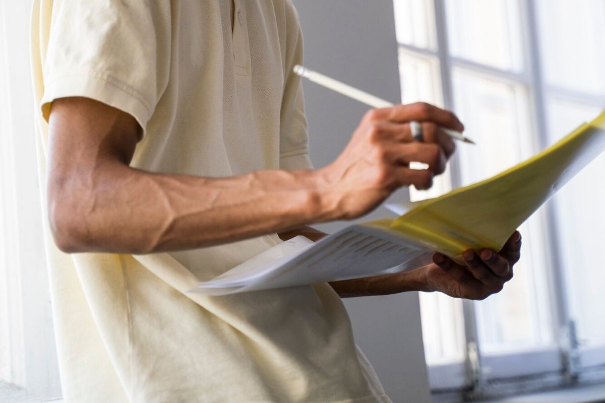 Um homem fazendo uma lista de atividades que precisa cumprir até o fim