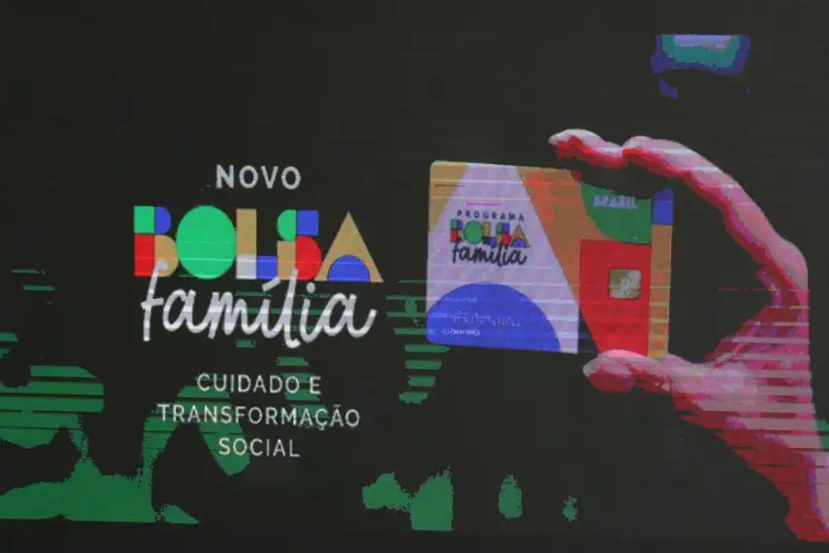 Uma imagem representa um cartão e logo do Bolsa Família, um dos benefícios sociais do governo