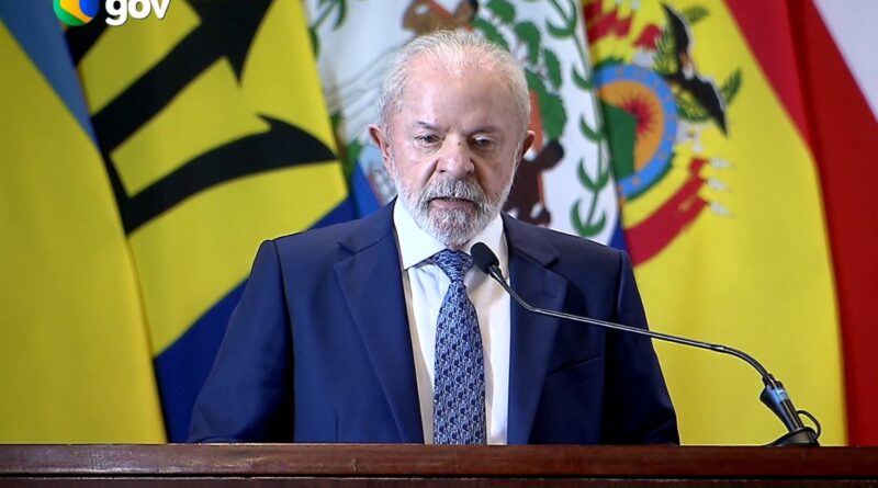 Presidente Luiz Inácio Lula da Silva discursando sobre benefícios sociais