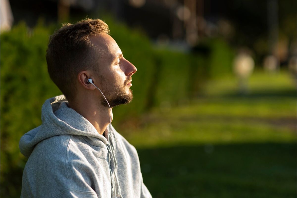 Um homem à luz do sol tentando entender seus hábitos