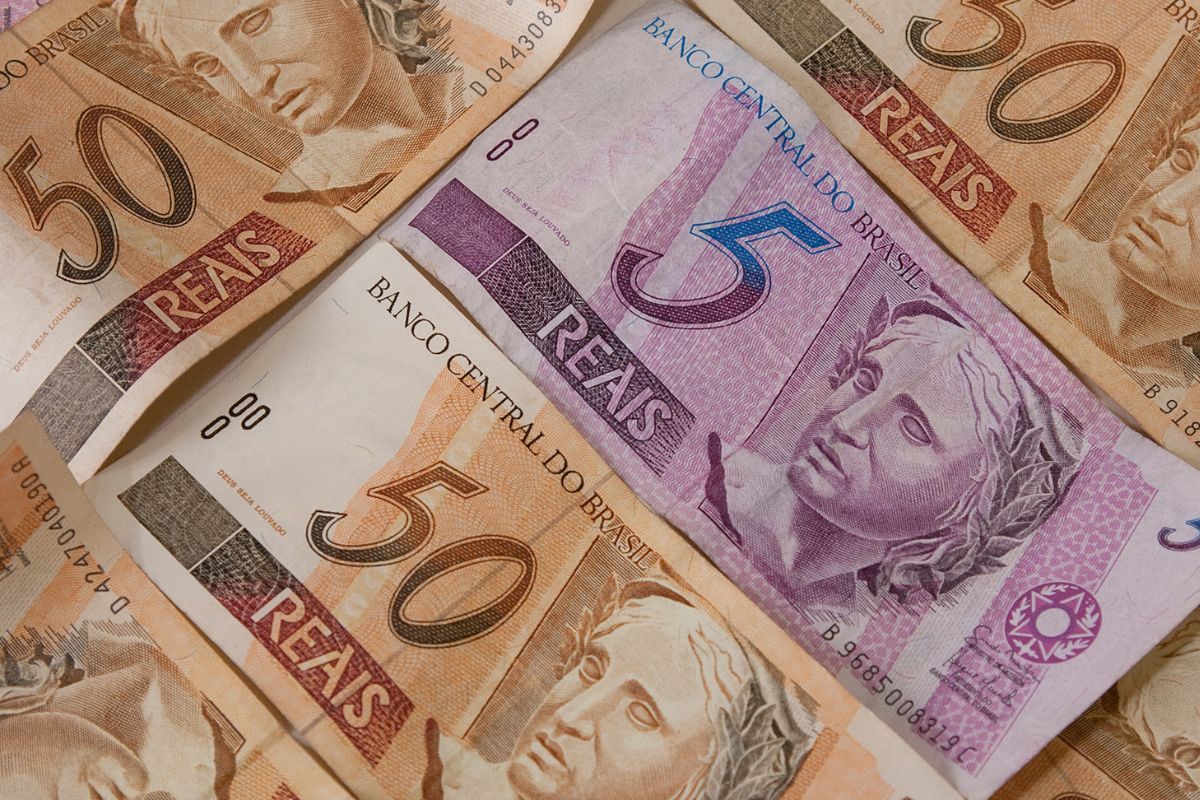Notas de R$ 50,00 e uma de R$ 5 para renda extra