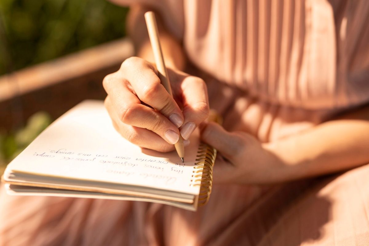 Uma mulher fazendo anotações em seu caderno
