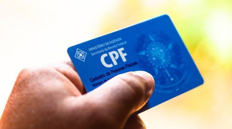 CPF na mão de uma pessoa