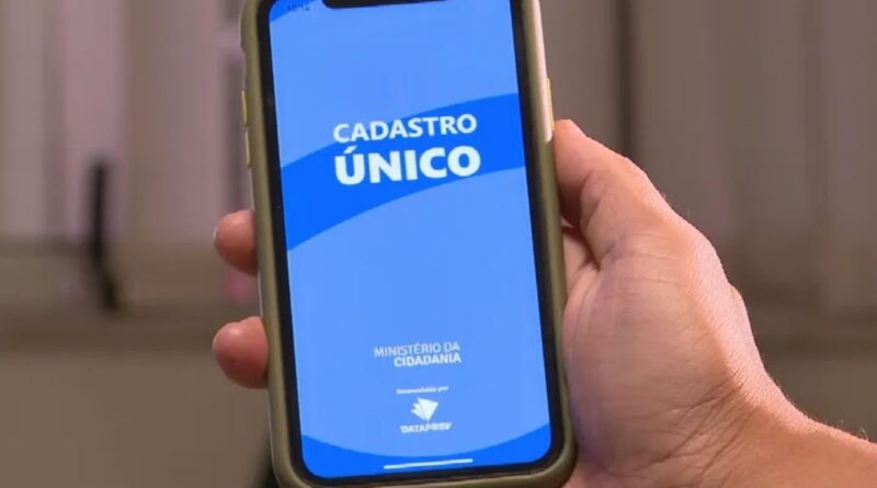 Tela do celular com o app do CadÚnico