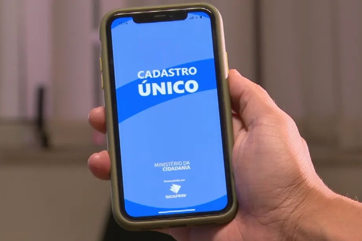 Tela do celular com o app do CadÚnico