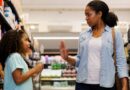 Uma mãe aprendendo a dizer não para sua filha no mercado