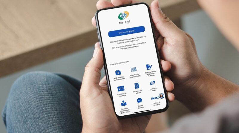 Uma pessoa consultando seu benefício pelo app do Meu INSS