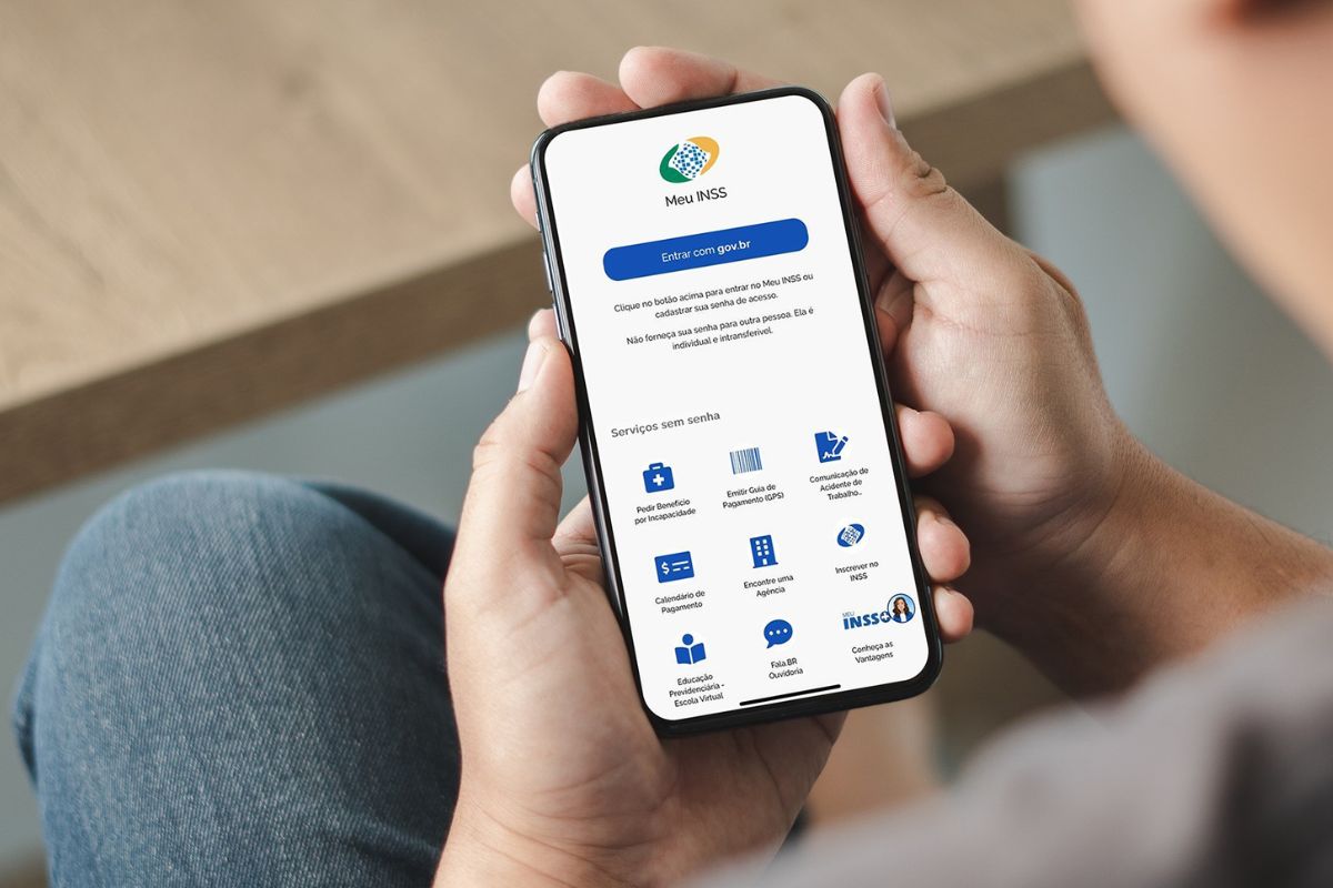Uma pessoa consultando seu benefício pelo app do Meu INSS