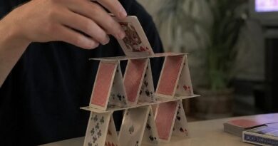 Uma pessoa empilhando cartas, trabalhando os pequenos hábitos