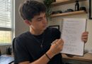 Um jovem fazendo planejamento financeiro para comprar um carro