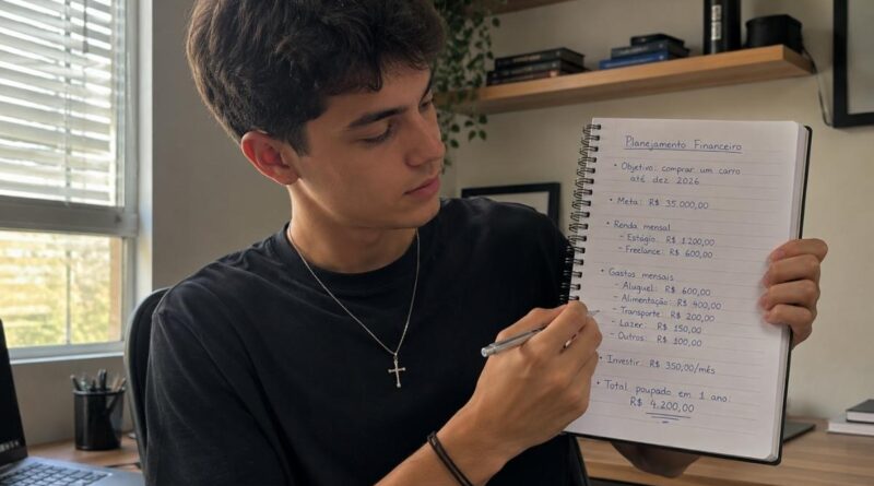 Um jovem fazendo planejamento financeiro para comprar um carro