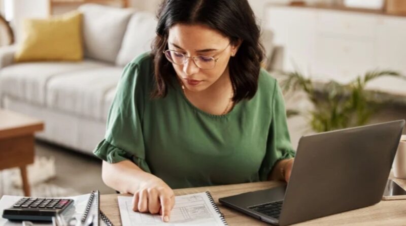 Uma mulher se organizando com disciplina financeira