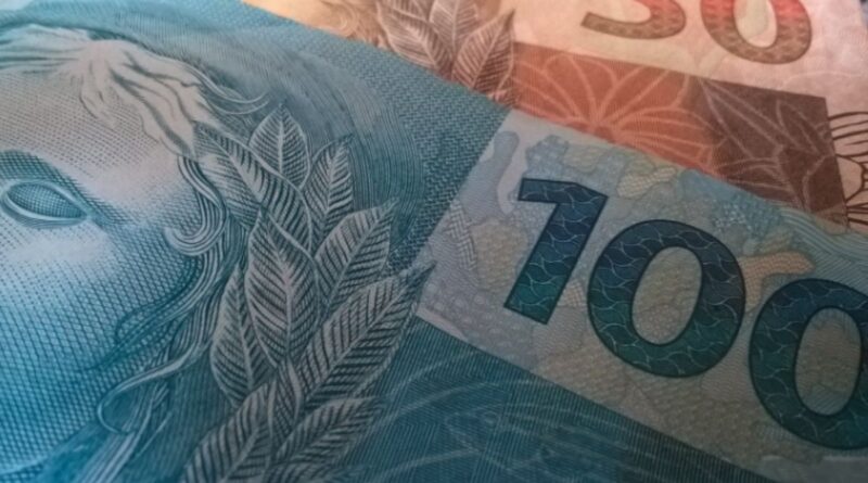 Notas de reais referentes ao auxílio financeiro