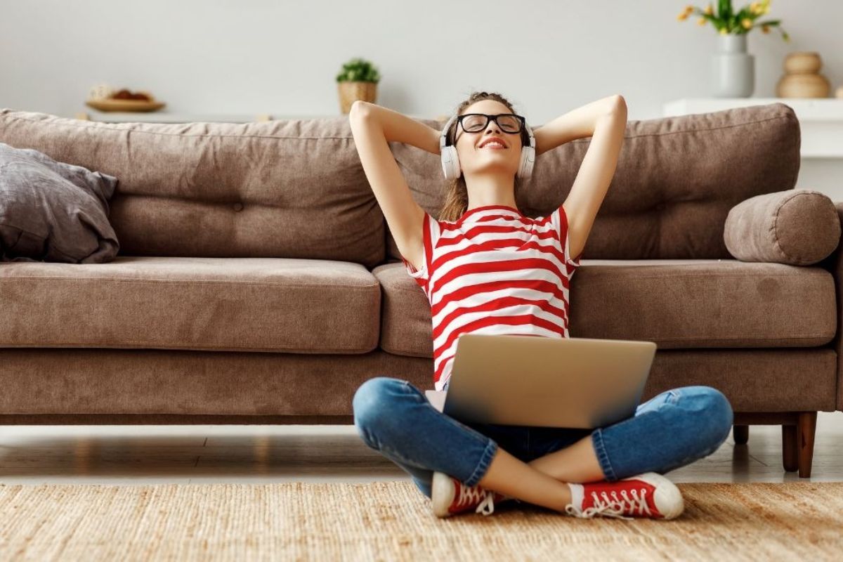 Uma mulher em casa começando sozinha um trabalho na internet