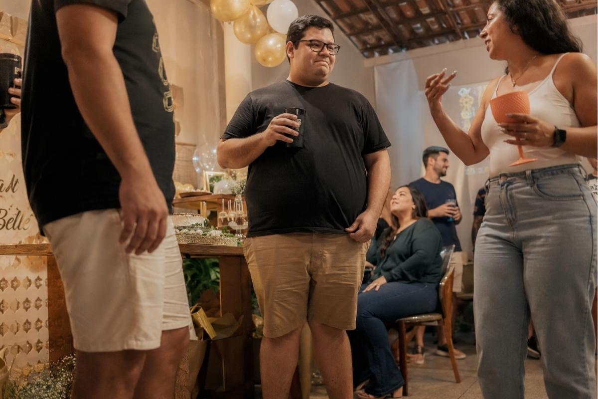 Pessoas em uma festa de aniversário conversam
