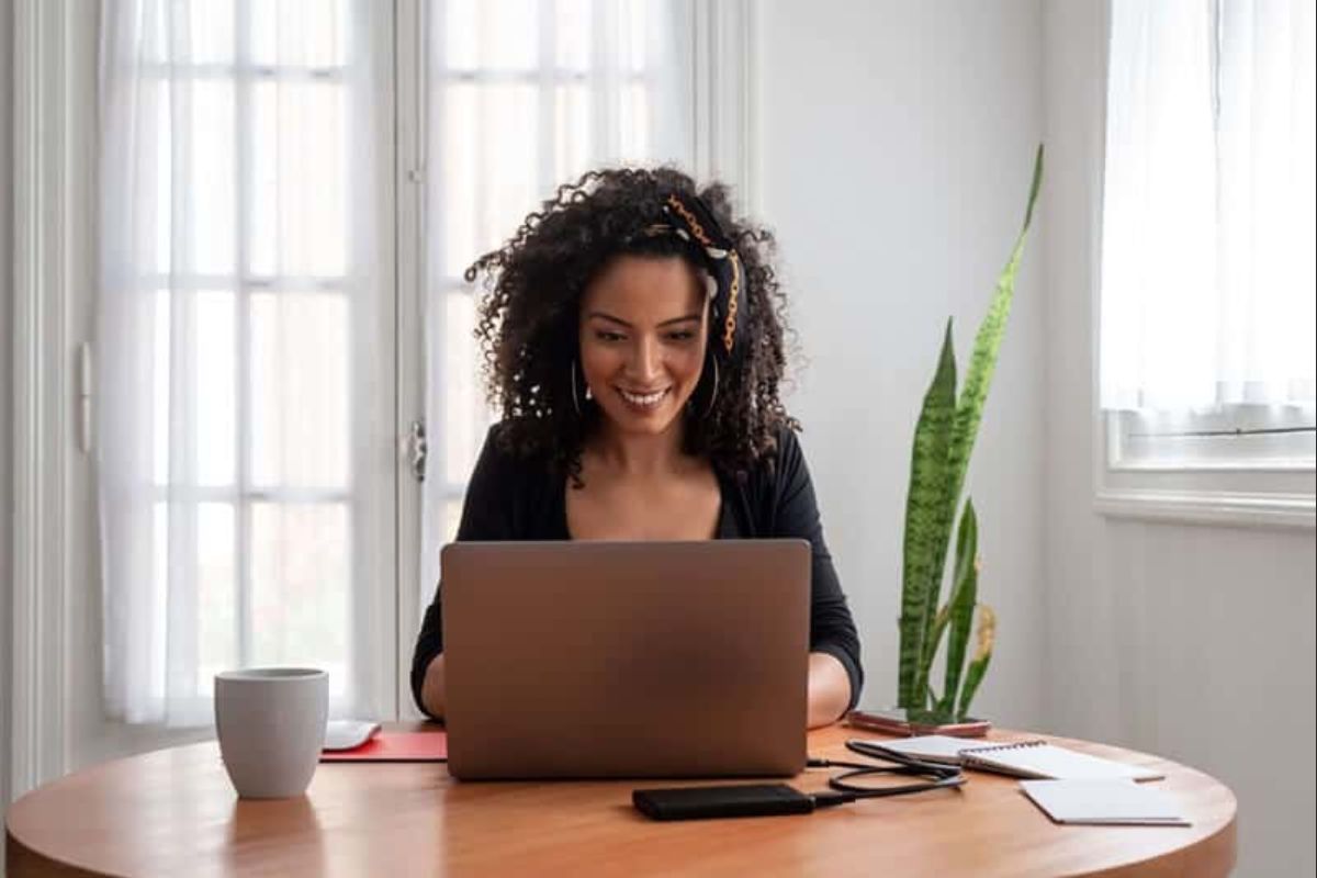 Uma mulher trabalhando no computador com consistência em projetos pessoais