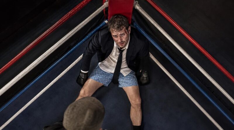 Um rapaz que caiu no erro mental de querer desistir antes de lutar. Ele está no ringue de boxe