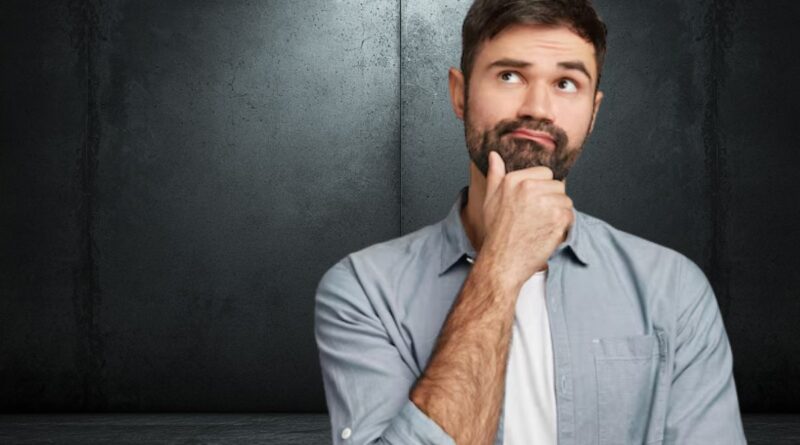 Um homem pensando em como evoluir na vida e ultrapassar barreiras