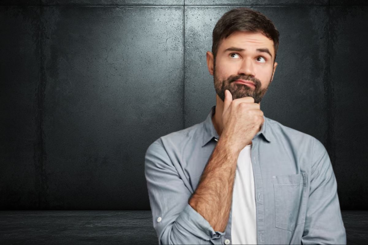 Um homem pensando em como evoluir na vida e ultrapassar barreiras