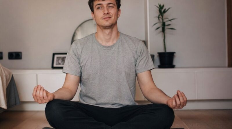 Jovem perde foco durante a meditação
