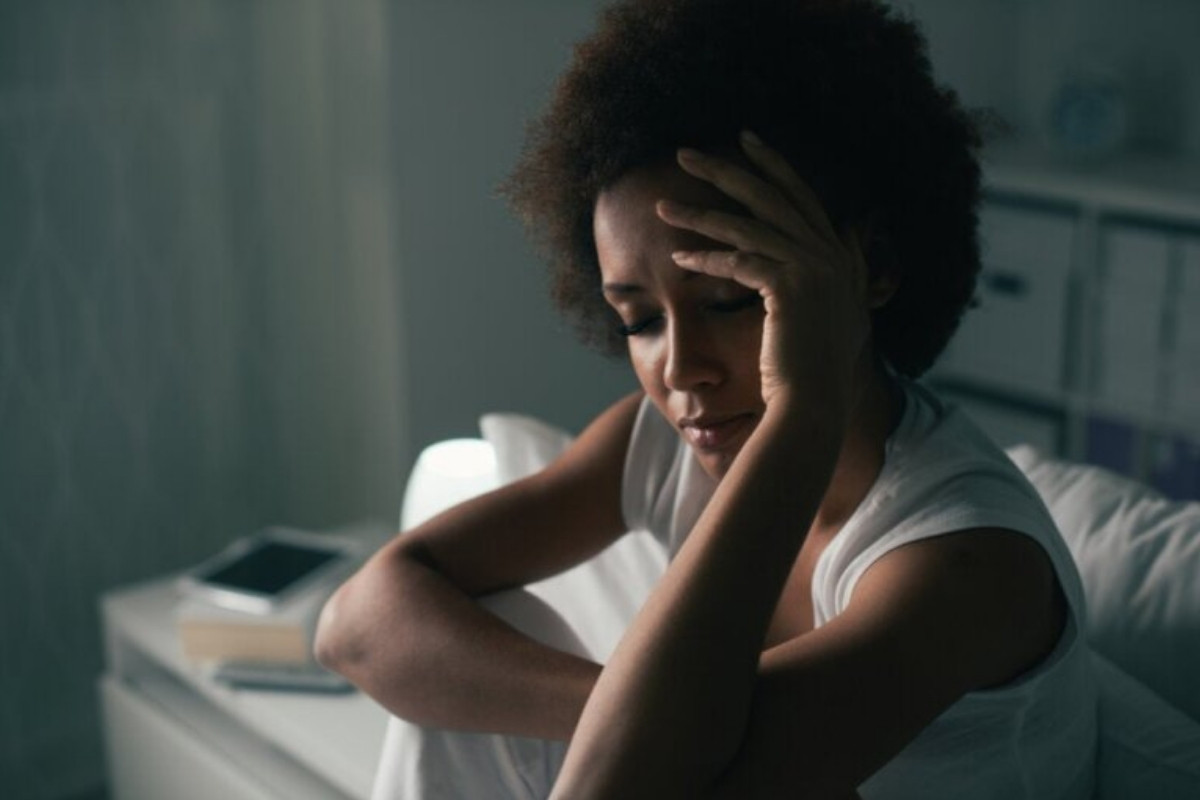 Uma mulher triste após ficar sem receber benefícios sociais